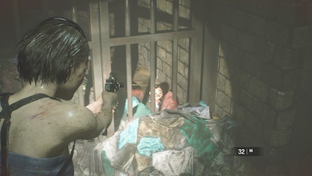 柵の向こうのチャーリー人形