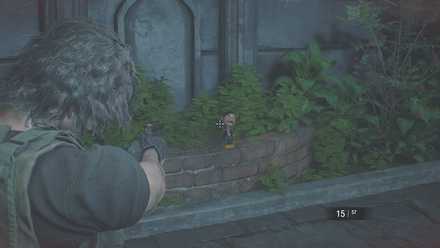 警察署正門横のチャーリー人形