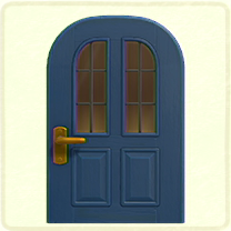 青い縦長窓のドア