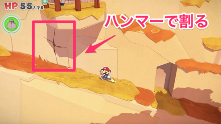 ヒビの入った壁をハンマーで割る
