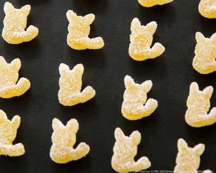 ピカチュウ型とハート型の2種類のグミ粒を楽しめる！