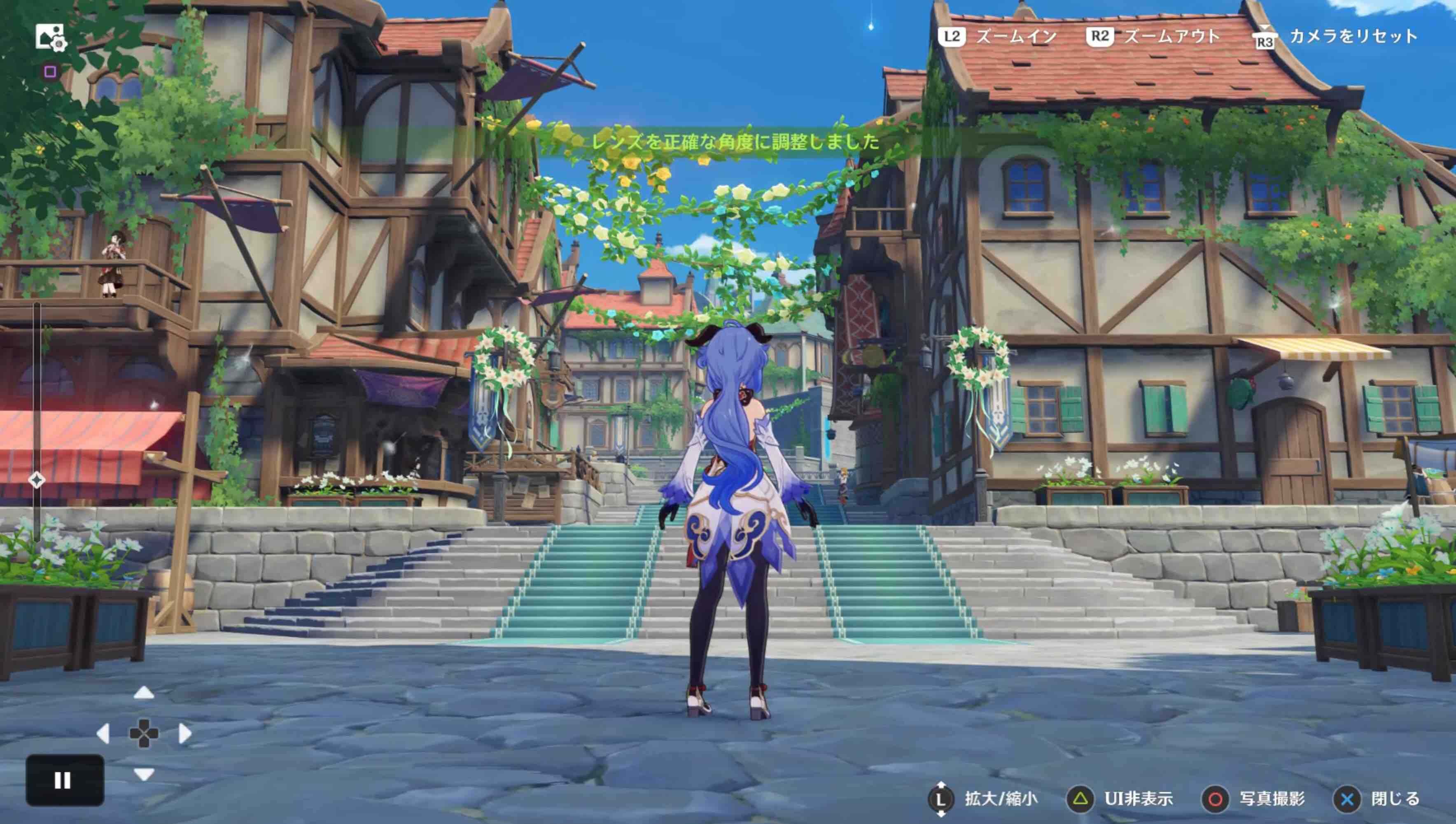 噴水広場の上空にある花飾りを撮る