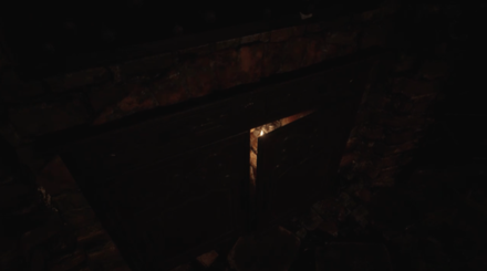 左手の足元にあるドアをしゃがんで開ける