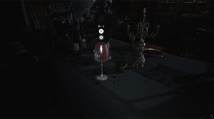 食卓の赤いグラスを調べる