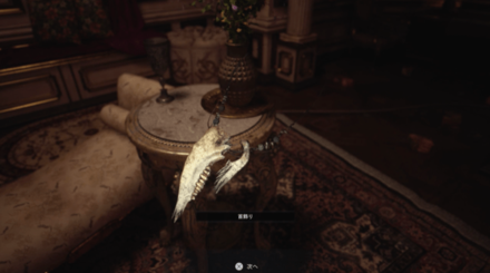 机の上に首飾りがある