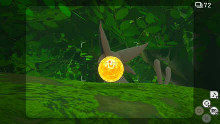 座ったエーフィにイルミナオーブを投げる