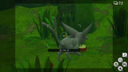 エーフィにリンゴを与える