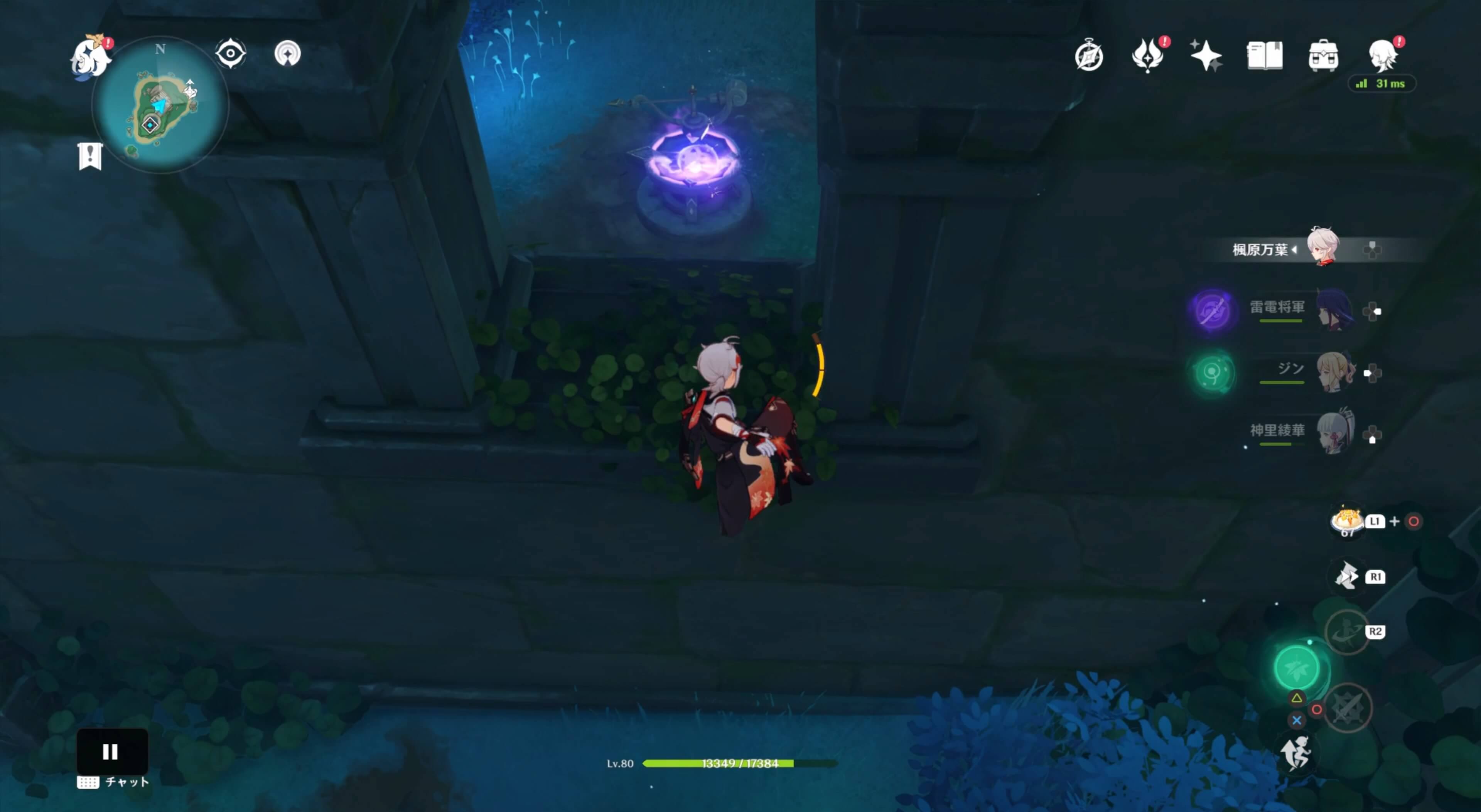 小窓から横の部屋に入る