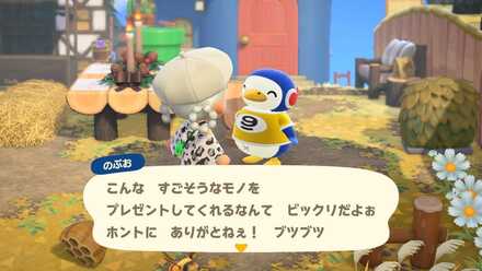 美術品の偽物を住民に渡す画像