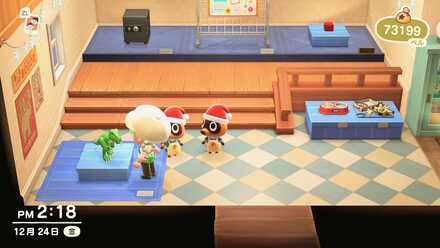 家具や衣装を集める