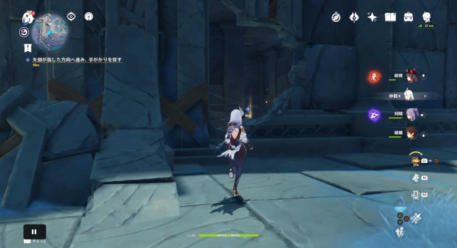 崩れた壁の穴から内部に