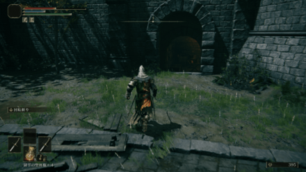 右手の部屋の中にいる