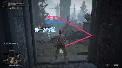 部屋から出たら真っ直ぐ進む