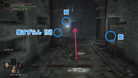 正面の階段を下る.