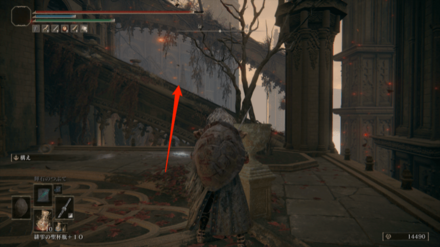 柱づたいに上にのぼる