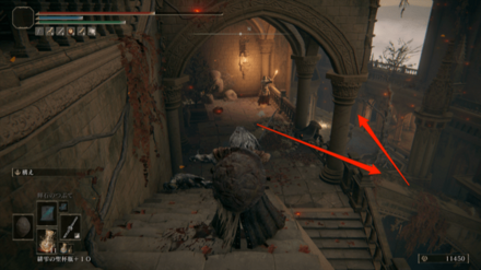 手すりから飛び降りて柱に乗る