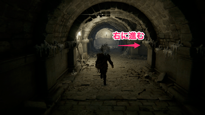 手前の道を右に曲がる