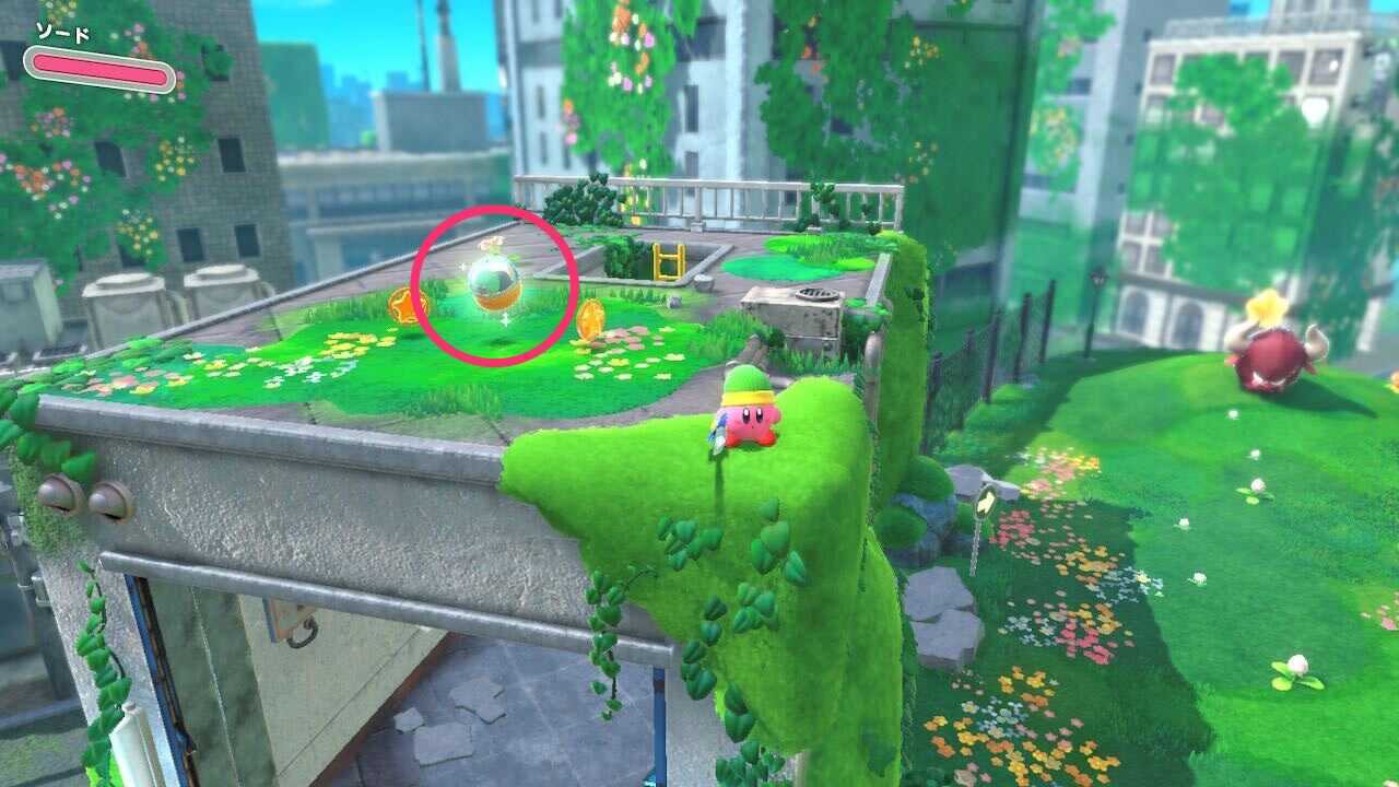 ビルのシャッター内にあるハシゴの先