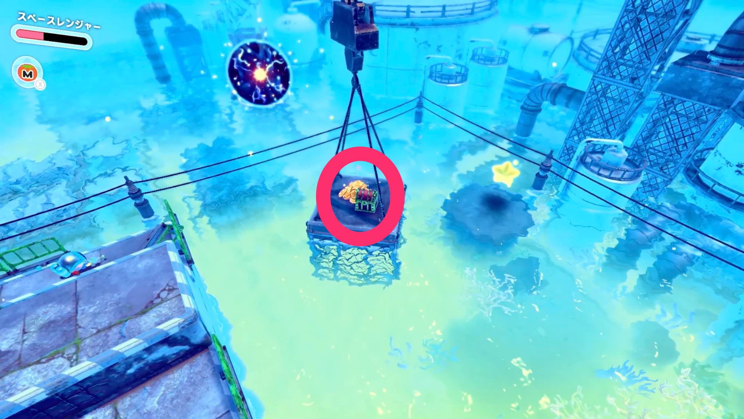 クレーンで引き上げられた宝箱を開ける