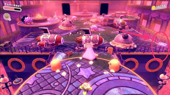 広場の隅にある鉄ブロックの中