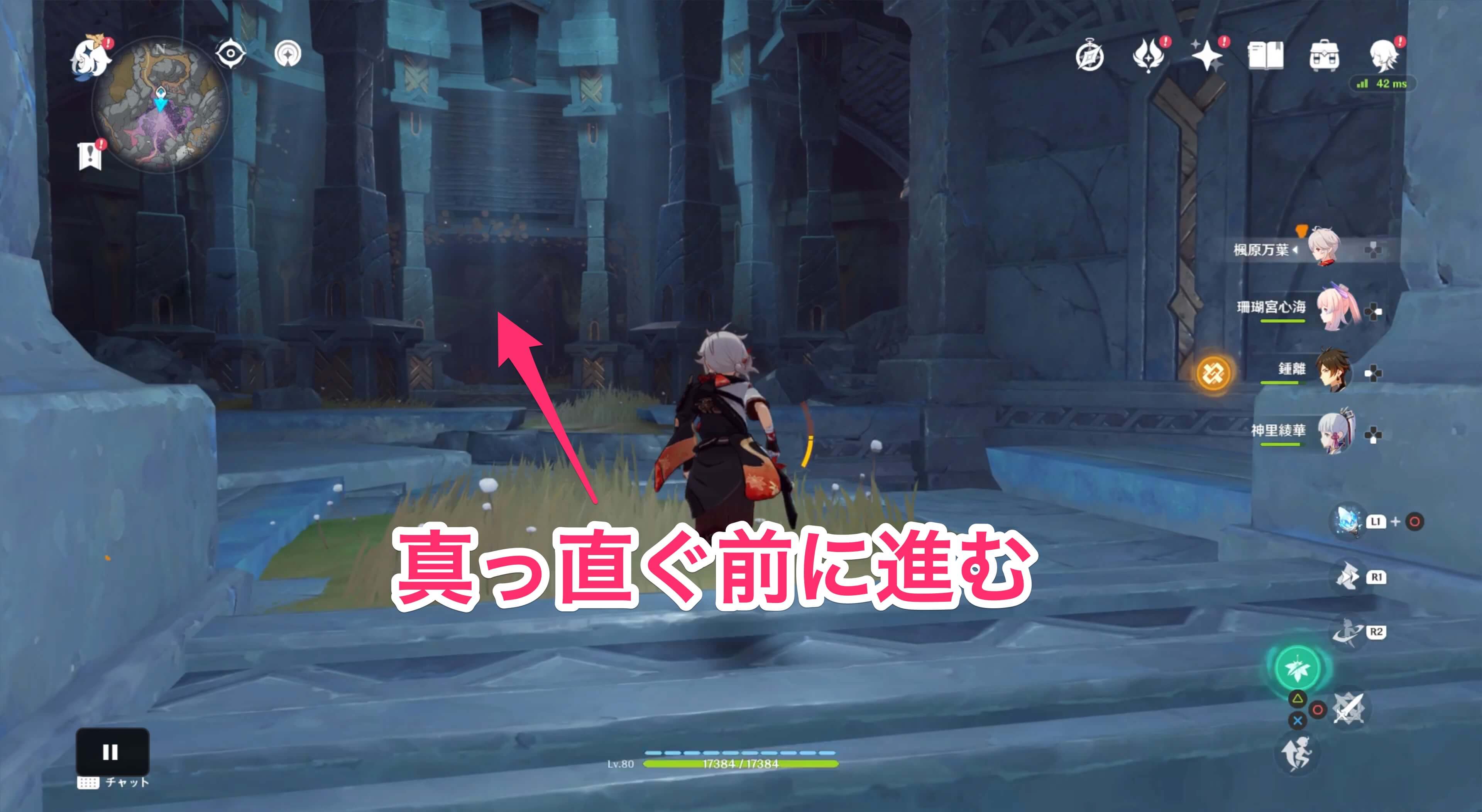 広場から真っ直ぐ前に進む