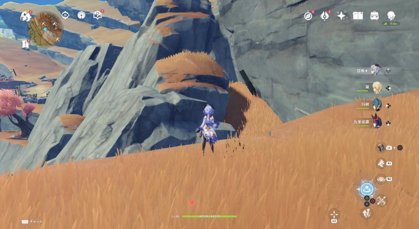 奥にある崖を登る