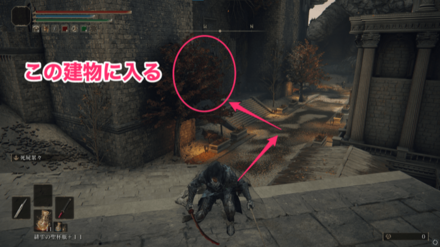 一番下まで降り、西にある建物に入る