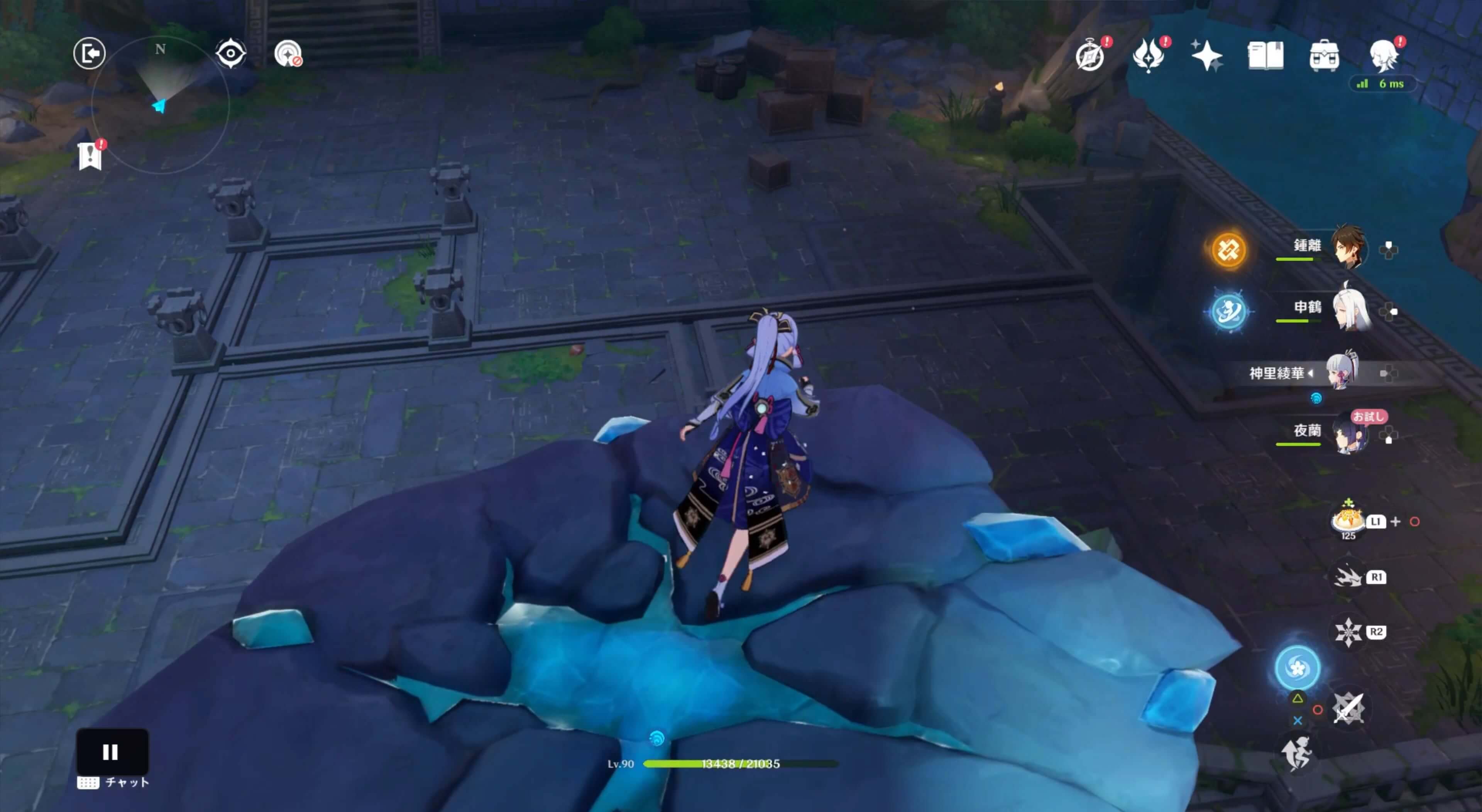 滝の左側にある昇降する石の上に乗る