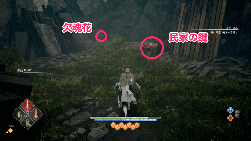 階段を降りた先に民家の鍵がある