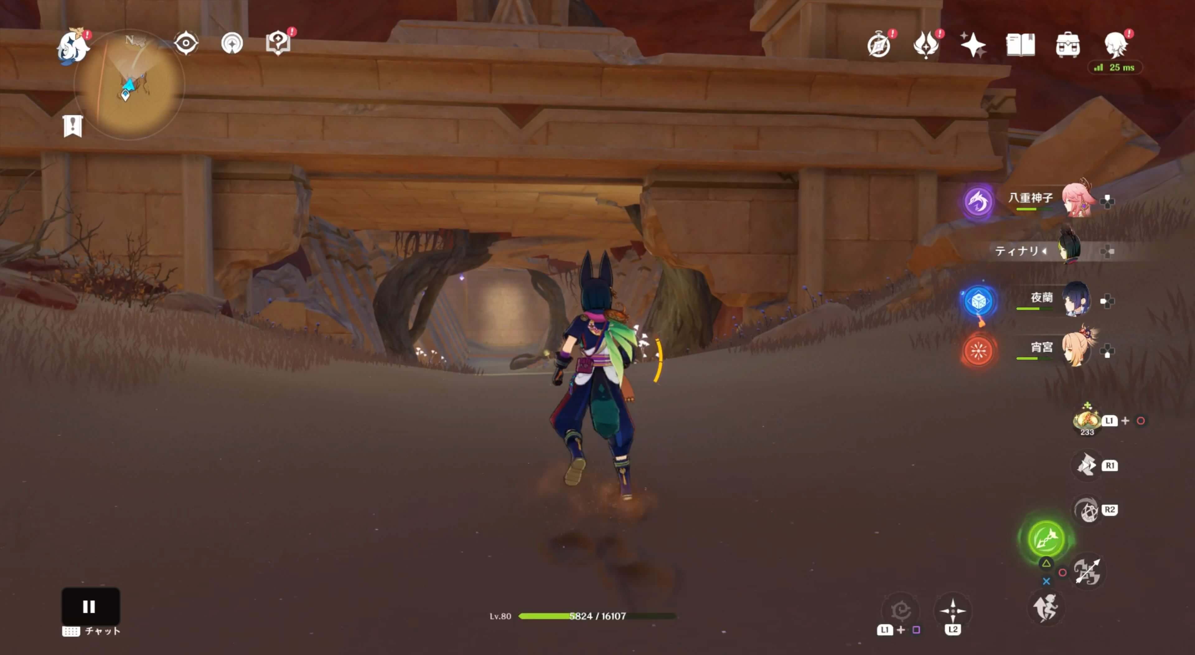 石像の下が道になっているので進む