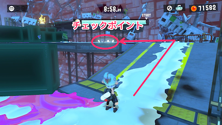 坂を登った先のチェックポイントを通過する