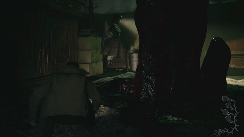 人形のライトに照らされないように進む