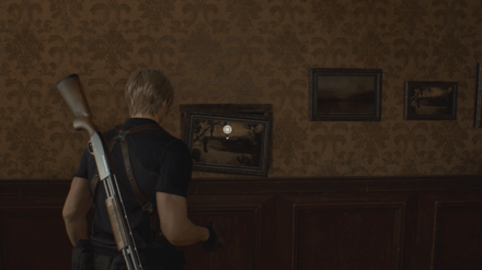 2階の寝室の絵画を調べる