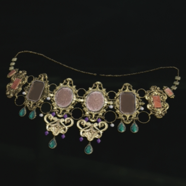 宝飾のある首飾り画像