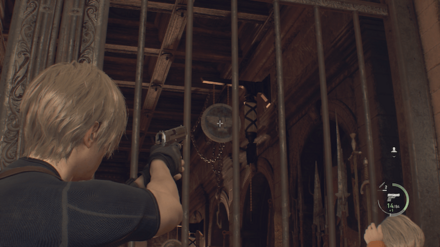 鉄格子中の右手前