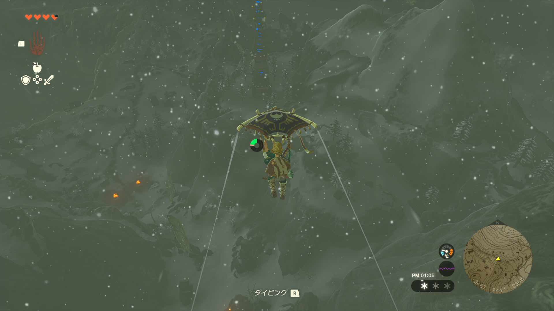 パラセールで飛んでいる画像