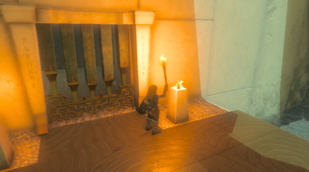 扉前2箇所に火を灯して扉を開ける