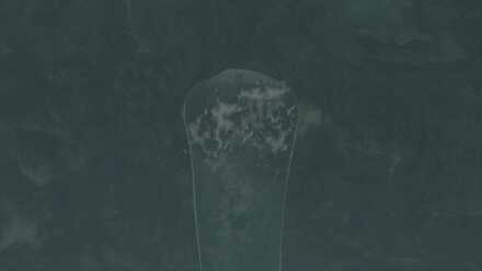 壁にある岩を岩ハンマーで壊して3ヶ所から湯を流す