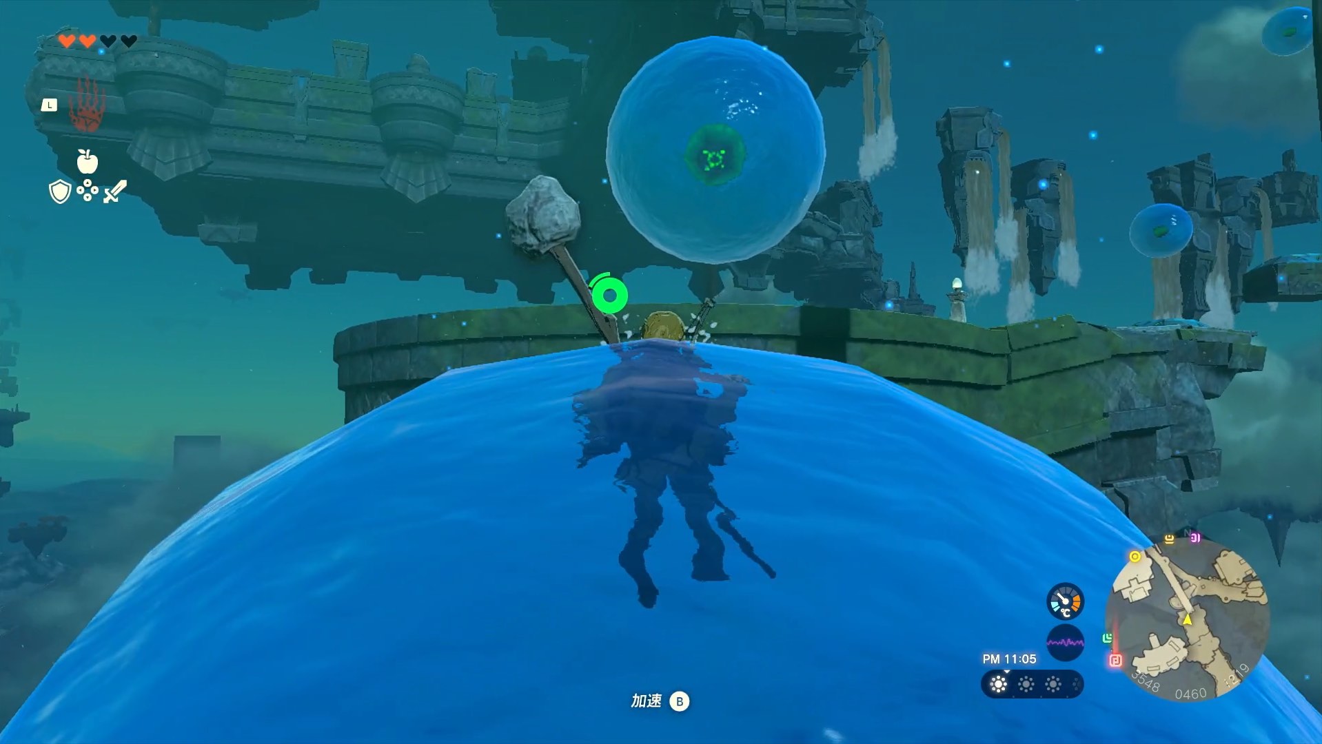 左側から発射されている巨大水風船に乗って上へ