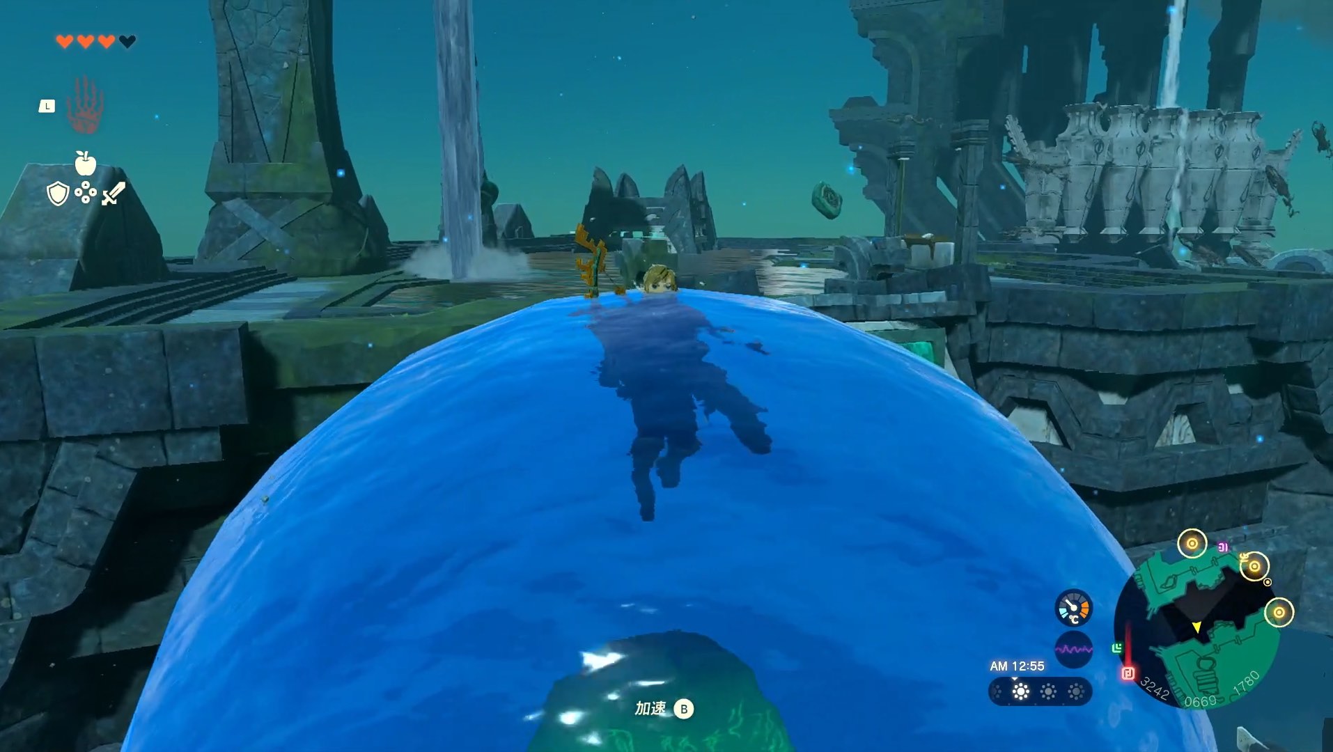 自身も巨大水風船の中に入って移動する