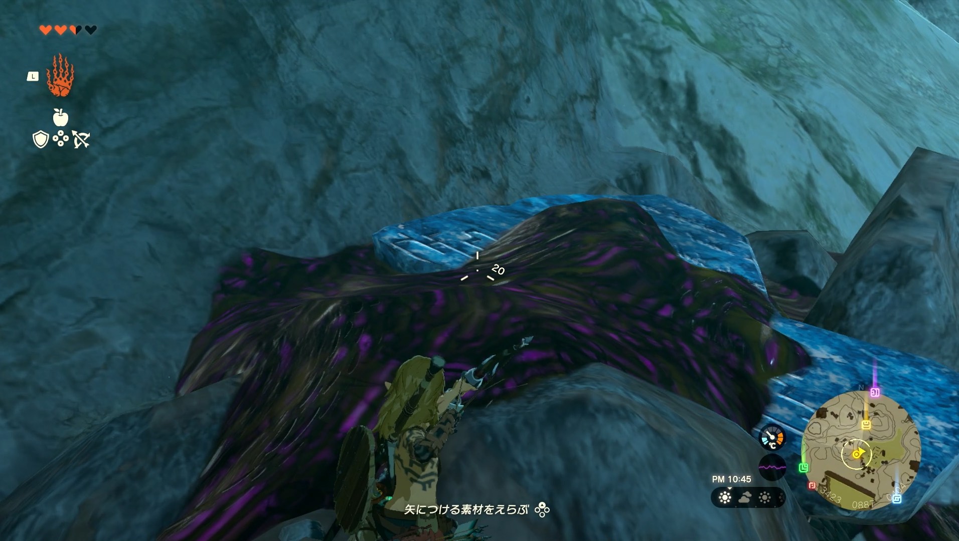 割れた石碑のヘドロを払う