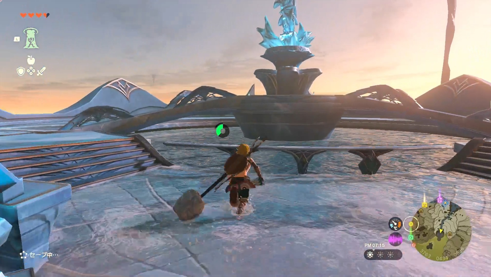 ミファー像下の水辺でムカシアロワナを捕まえる