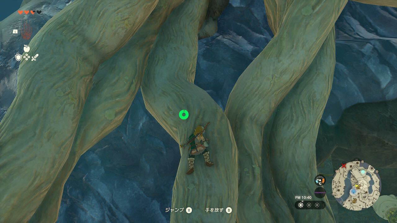 洞窟の先の木の根を登る