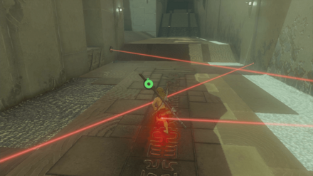 赤いレーザーに触れて鉄球のトラップを起動する