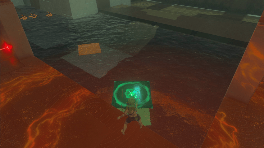 水上に浮かぶ木の板を手前に引き寄せる