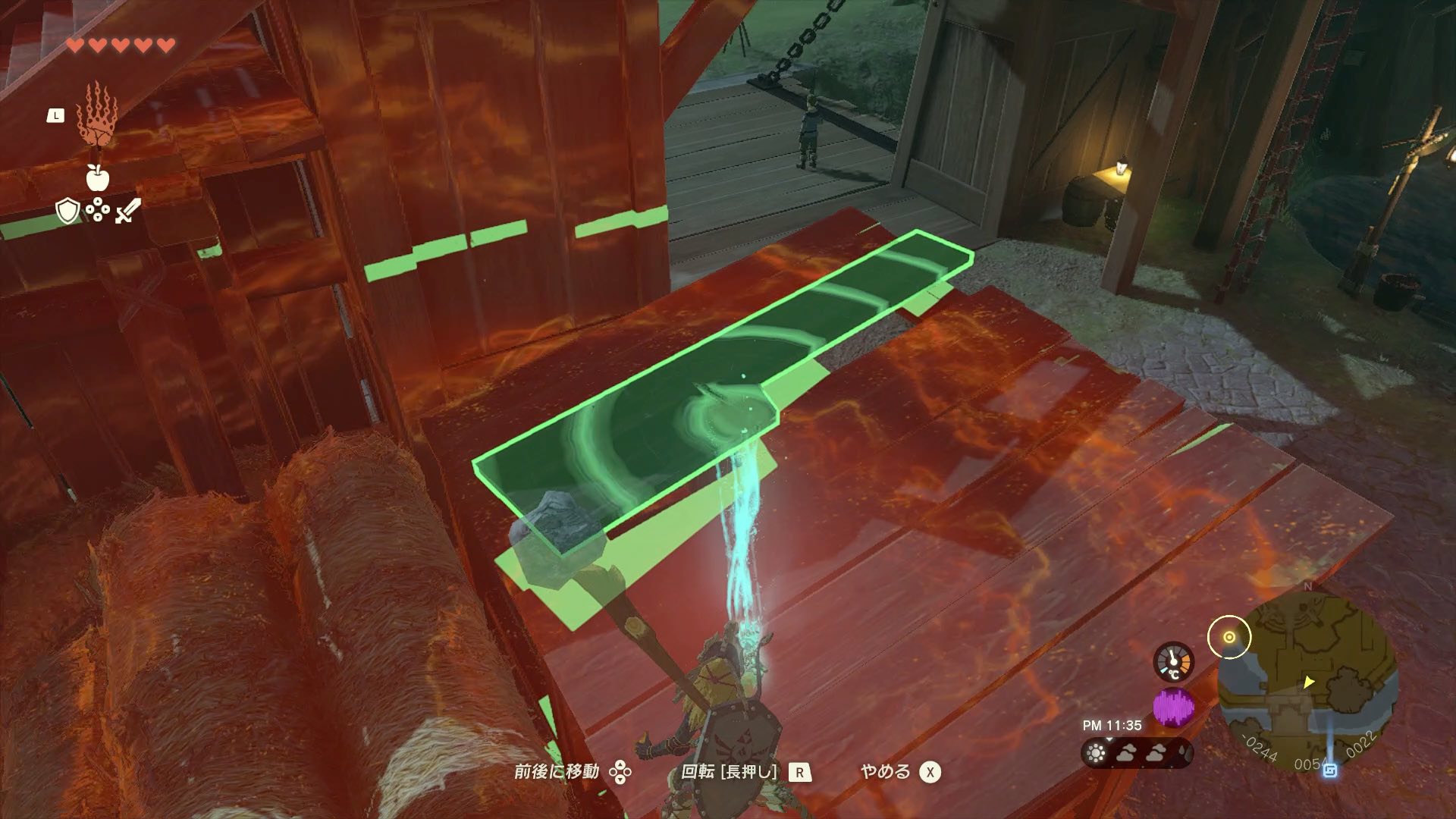 厩舎に木の板をはめる