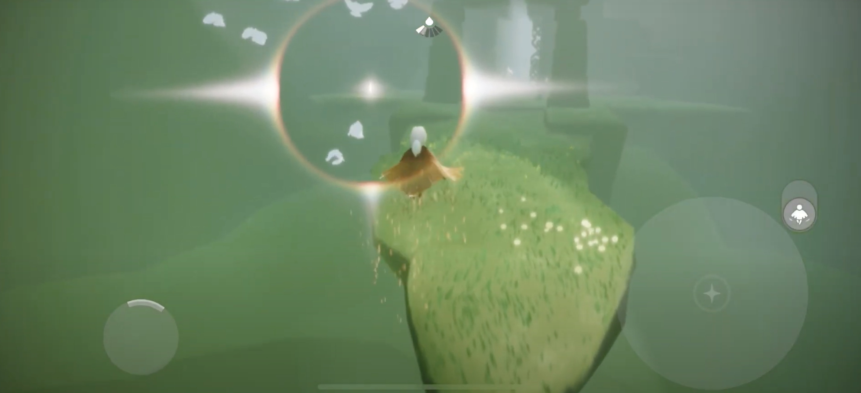 扉近くに光の子