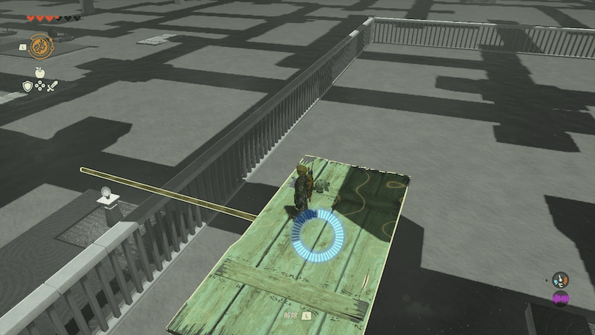 木の板をリフトにして柵の向こうへ移動する