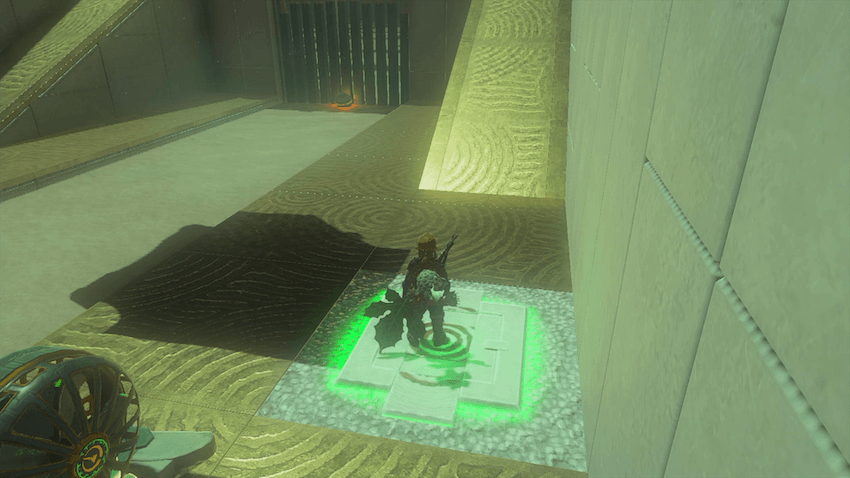 中にあるスイッチを踏む