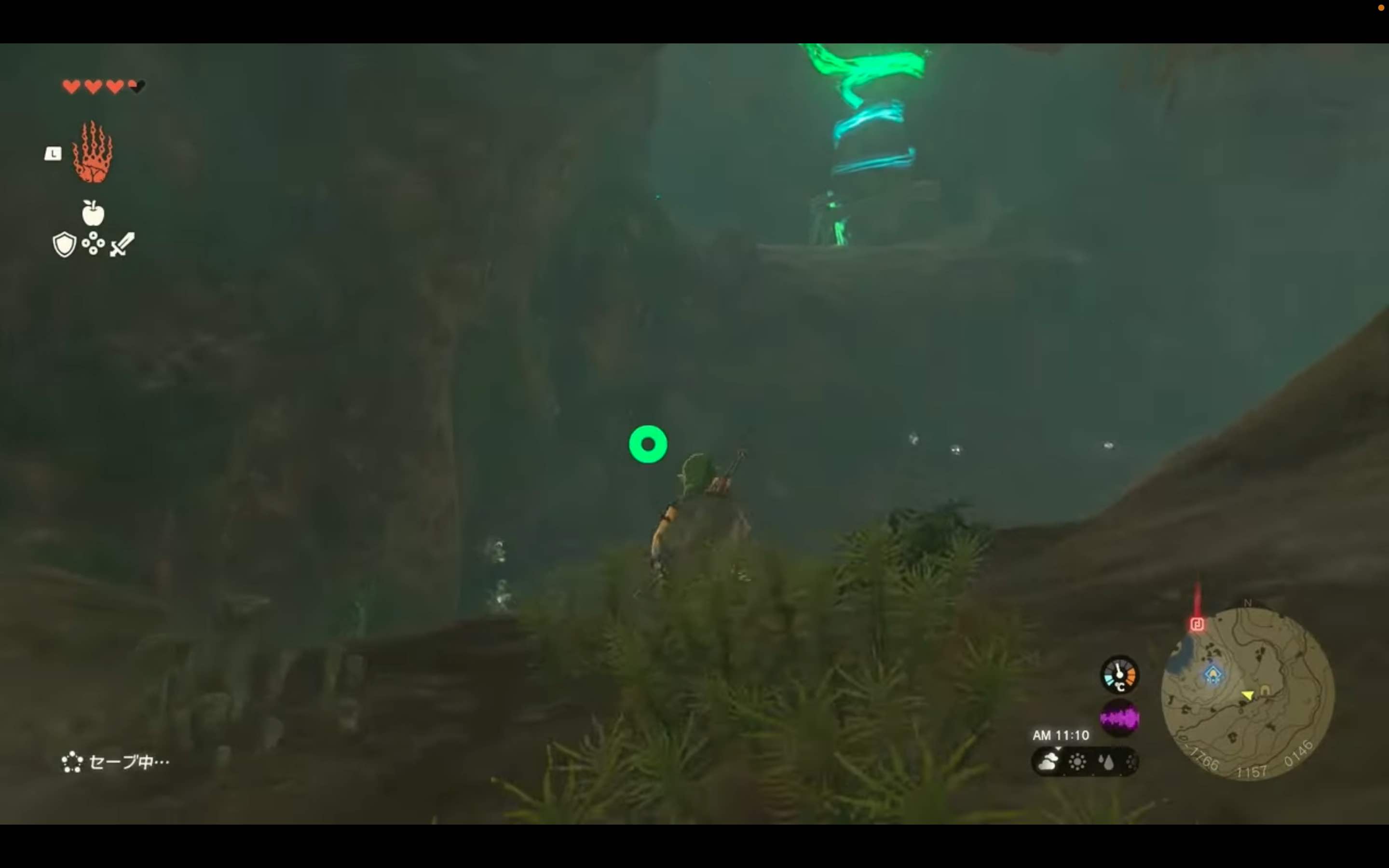 洞窟内で祠が見える